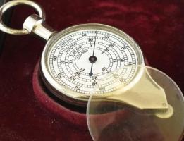 Régi gördülő távolságmérő, fa tokban, egyik oldalon az plexi kijár, h: 7,5 cm