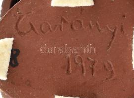 Garányi József (1928-): Ülő nő aranyozott fátyolban 1979. Festett kerámia, jelzett, nyakánál apró gy...