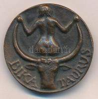 Lapis András (1942-) 1984. "Bika Taurus / BUÉK" kétoldalas, öntött bronz emlékérem (41mm) ...