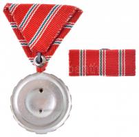 1954. "Munka Érdemérem" zománcozott bronz kitüntetés mellszalagon, szalagsávval, szalagsáv...