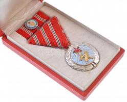 1954. "Munka Érdemérem" zománcozott bronz kitüntetés mellszalagon, szalagsávval, szalagsáv...