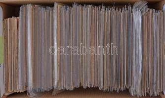 470 db régi művészeti és üdvözlőlap, nagyrészt műanyag tokban. Jó minőségű változatos anyag!