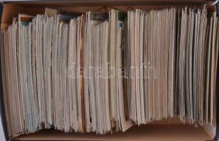 6-700 db modern képeslap, főleg motívumok, üdvözlők, kevés külföldi városkép nagy cipős dobozban, so...