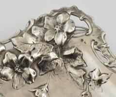 Ezüst (Ag) Szecessziós kínálótál. Golyólábakon álló, florális, relief szerűen díszített, áttört tál....
