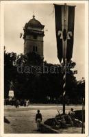 1939 Rozsnyó, Roznava; Országzászló, Rákóczi őrtorony Leszünk felirattal, Kossuth szobor / Hungarian flag, watch tower, statue