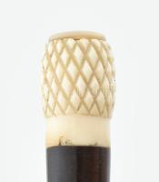 Nagyító, fa, csont és gyöngyház kombinációjával díszített fogóval, kopott, apró repedés. h: 16,5cm