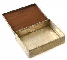 doboz, fém, tetején vésett szarvasok a mezőn jelenettel, jelzés nélkül, erősen kopott, karcos. 12,5x...