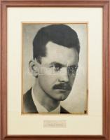József Attila (1905-1937) költő nagy méretű fotója autográf aláírásával. Várkonyi fotó, matricával jelzett, Foltos. Üvegezett keretben. (proveniencia: Faludy György hagyatékából). Fotó méret 38x27 cm Keret mérete 56x48 cm