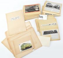 Vasúti közlekedés témájú papírrégiség gyűjtemény: régi fotók, kivágások, tervrajzok, stb., 2 db irattartó mappában