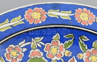 Török kerámia fali tál, kézzel festett, jelzett, kis kopásnyomokkal, d: 30,5 cm