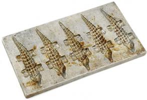 Régi nyalóka öntőforma, krokodil figura, fém, korának megfelelő állapotban, foltokkal, 21,5x12 cm