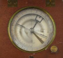 Régi iránytű, fa tokban, foltos számlap, működik, 10×10×3 cm