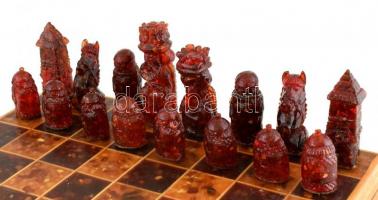 Borostyán sakk-készlet, borostyánberakásos sakktáblával, jó állapotban, 35×35×6 cm