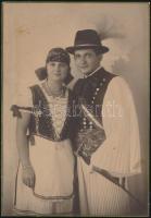 cca 1920 Fiatal pár népviseletben, fotó, hátoldalán ragasztónyomokkal, 15x10 cm