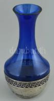 Ezüst (Ag) aljú kék üveg váza. Jelzett, kopott, m: 16 cm