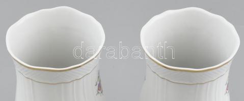 2 db Hollóházi porcelán váza. Kézzel festett, jelzett, hibátlan. 17,5 cm