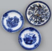 3db Villeroy Boch tányér, mázalatt kékkel matricátott fajansz, jelzett, kopott, mázrepedésekkel, d: 16 és 18cm