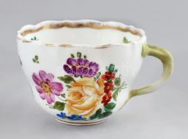 Virágmintás porcelán csésze, indát formázó füllel. Kézzel festett, jelzés nélkül, kopott, a fül alján repedéssel, d: 8,5 cm