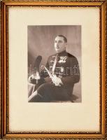 cca 1920 Férfi karddal és kitüntetésekkel, kartonra kasírozott fotó, üvegezett keretben, 14,5×10 cm