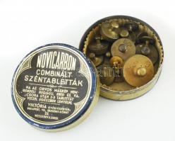 Régi kézi patikai mérleg, felfüggeszthető, fém és műanyag, kisebb rozsdafoltokkal, hozzá egy gyógysz...