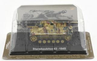 Sturmhaubitze (StuH) 42 német II. világháborús rohamlöveg, katonai jármű gyűjtői modellje, eredeti, bontatlan csomagolásban, h: 8 cm