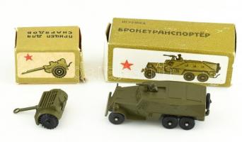 Szovjet páncélozott csapatszállító jármű fém modellje, h: 9 cm + hozzá akasztható utánfutó, h: 5,5 cm. Jó állapotban, eredeti dobozukban.