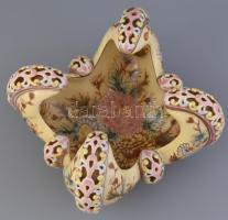 Zsolnay kínálótál.
Porcelánfajansz, kívül- belül színesen festett virágmintás, külső részén duplafa...