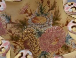 Zsolnay kínálótál.
Porcelánfajansz, kívül- belül színesen festett virágmintás, külső részén duplafa...