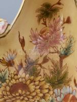 Zsolnay kínálótál.
Porcelánfajansz, kívül- belül színesen festett virágmintás, külső részén duplafa...