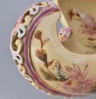 Zsolnay kínálótál.
Porcelánfajansz, kívül- belül színesen festett virágmintás, külső részén duplafa...