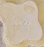 Zsolnay kínálótál.
Porcelánfajansz, kívül- belül színesen festett virágmintás, külső részén duplafa...