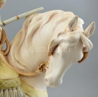 Royal Dux: Arab vadász. Színesen festett aranyozott fajansz. Kopott, restaurált, sérült. Jelzés nélk...