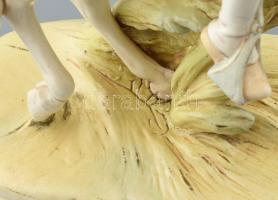 Royal Dux: Arab vadász. Színesen festett aranyozott fajansz. Kopott, restaurált, sérült. Jelzés nélk...