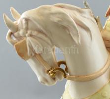 Royal Dux: Arab vadász. Színesen festett aranyozott fajansz. Kopott, restaurált, sérült. Jelzés nélk...