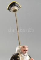 Egy barokk ruhába öltözött úr, porcelán.
Alján Dionys Pozsonyi Borozó etikettel.
1860 körül. m: 14...