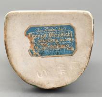 Egy barokk ruhába öltözött úr, porcelán.
Alján Dionys Pozsonyi Borozó etikettel.
1860 körül. m: 14...