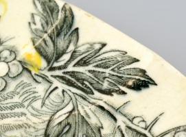 Fischer Ignác tányér (Kakukk a fészekben), korának megfelelő kopásokkal és mázrepedésekkel, apró cso...