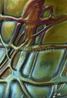 Kralik irizáló üveg likőrös kiöntő, kopott, pótolt dugóval, jelzés nélkül, szájperemén apró lepattan...