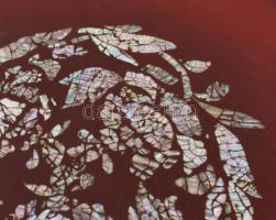 Japán nagyméretű lakk tálca gyöngyház berakással, kopott, apró lakk lepattanások. d: 35cm, m: 7cm