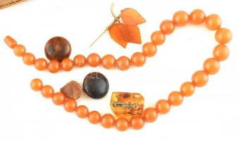 Vegyes borostyánszínű bizsu ékszerek (nyaklánc, bross, fülklipsz, stb.), 6 db, kézzel festett ékszer...