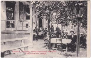 Budapest XII. Németvölgyi Makheteshez címzett vendéglő, kert söröző férfiakkal (EK)