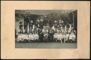 cca 1920-1940 Népviseletbe öltözött fiúk és lányok csoportképe, kartonra kasírozott fotó, jelzett (Weisz Vác), 17,5x11 cm