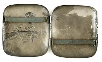 Vadász jelenetes cigaretta tárca. Fém, javított zárral, 8x9 cm