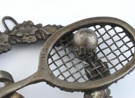 Ezüstözött tenisz jelvény, jelzés nélkül, kopott, 6x5cm