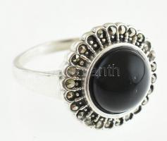 Ezüst(Ag) gyűrű markazittal és fekete kővel, jelzett, méret: 58, bruttó: 4,3 g