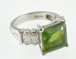 Ezüst(Ag) gyűrű zöld kővel, jelzett, méret: 52, bruttó: 6,08 g