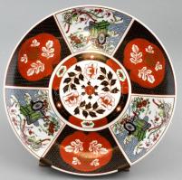 Kínai matricás porcelántányér, fa tányérállvánnyal, kopásnyomokkal, jelzett, d: 26,5cm