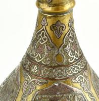 Antik arab váza, ón berakásos réz, kopott, ferde, arabeszk motívummal. Felirat: "A tudás haszno...