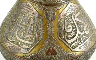 Antik arab váza, ón berakásos réz, kopott, ferde, arabeszk motívummal. Felirat: "A tudás haszno...