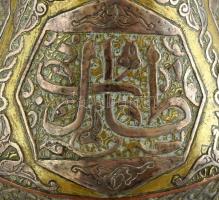 Antik arab váza, ón berakásos réz, kopott, ferde, arabeszk motívummal. Felirat: "A tudás haszno...